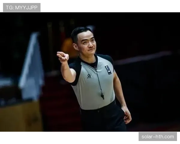为什么裁判有时不吹哨?揭秘足球“比赛继续”原则与哨音使用规则 为什么裁判有时不吹哨?揭秘足球“比赛继续”原则与哨音使用规则