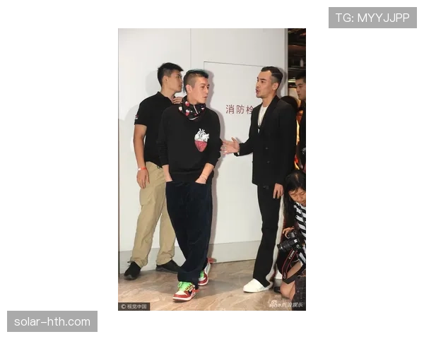 杨瀚森穿拖鞋进五星酒店大堂,保镖脸都绿了